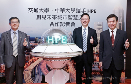 圖說：國立交通大學副校長陳俊勳(左)、HPE公司董事長王嘉昇(中)與中華大學校長鄭藏勝(右)