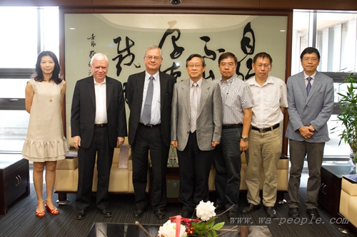 圖說：法國自然科學院院長Bernard Meunier一行人到訪清華大學。