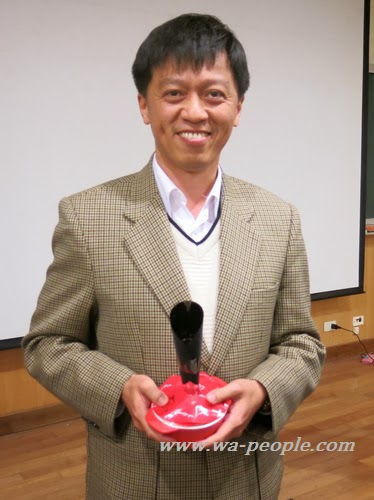 圖說：清華大學葉哲良教授展示與中美矽晶共同合作開發最新奈米強化科技製造之可撓曲矽晶圓。