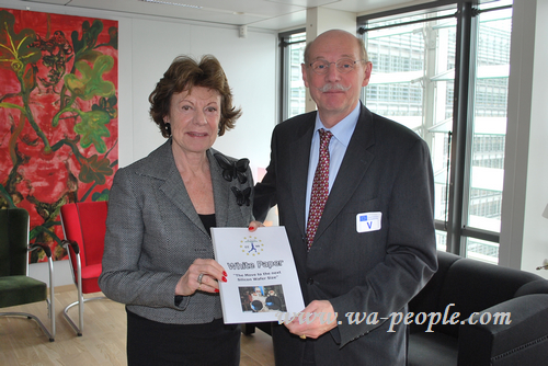 圖說：代表EEMI 450，Bas van Nooten將450mm白皮書遞交給歐盟委員會的歐洲數位議程委員（Commissioner of the Digital Agenda for Europe）Neelie Kroes博士。(照片: EEMI450)