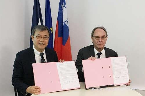 圖說：國立中山大學校長鄭英耀與法國艾克斯-馬賽大學校長President Yvon Berland簽署兩校合作協議。