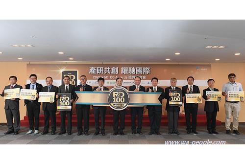 圖說：經濟部次長林全能（中）與2020全球百大科技研發獎（R&D 100 Awards）得獎團隊合影。左起工研院綠能所組長林福銘、資策會處長洪毓祥、工研院服科中心執行長鄭仁傑、經濟部能源局副局長李君禮、金屬中心執行長林秋豐、工研院院長劉文雄、林全能次長、台塑董事長林健男、資策會執行長卓政宏、經濟部技術處專委楊傳國、金屬中心組長曾俊傑、工研院材化所組長陳金銘、金屬中心副組長楊光勳。