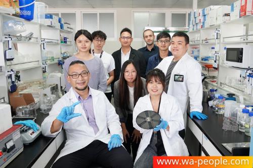 圖說：Proralik團隊開發冠狀病毒檢測試劑雛型，已完成人體試驗，預計2022年上市販售，該團隊指導老師許觀達助理教授（左一）與團隊成員合影 。 
