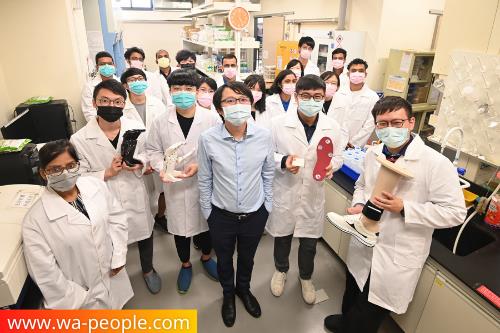圖說：清華醫工所林宗宏（中）團隊研發出自驅動感知系統，可應用在醫療輔具及環境監測。