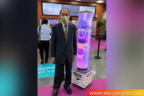 圖說：台灣半導體產業協會執行長伍道沅與方略電子MagiCylinder魔術圓柱型顯示器上的SEMICON吉祥物「晶晶」合影。
