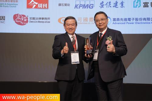圖說:崇越科技潘重良董事長(右)受頒 「台灣併購金鑫獎─中堅企業併購獎」。