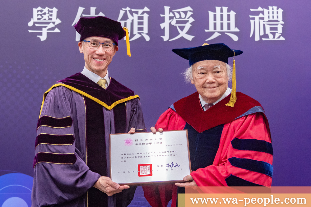 圖說：清華大學校長高為元（左）頒發名譽博士學位證書予李義發，表彰他對社會及母校的無私奉獻。